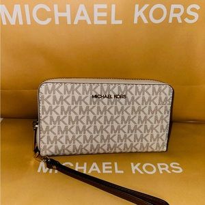 Michael Kors Wallet ❤️ NEW